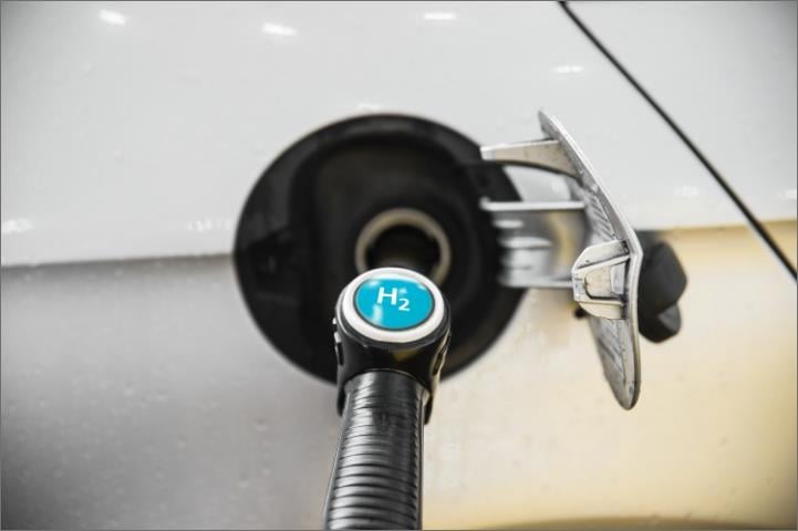 Hydrogen pump plugged into a car