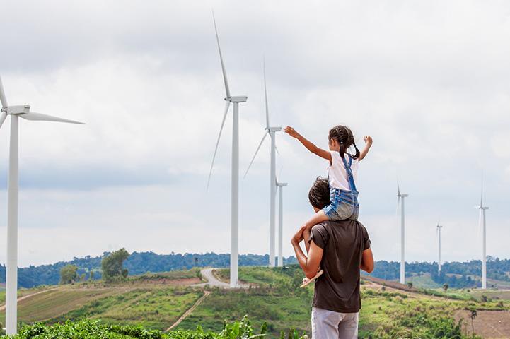 Un padre muestra a su hija molinos de viento