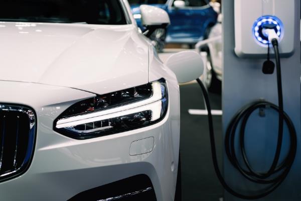 Vehículo eléctrico conectado a una estación de carga